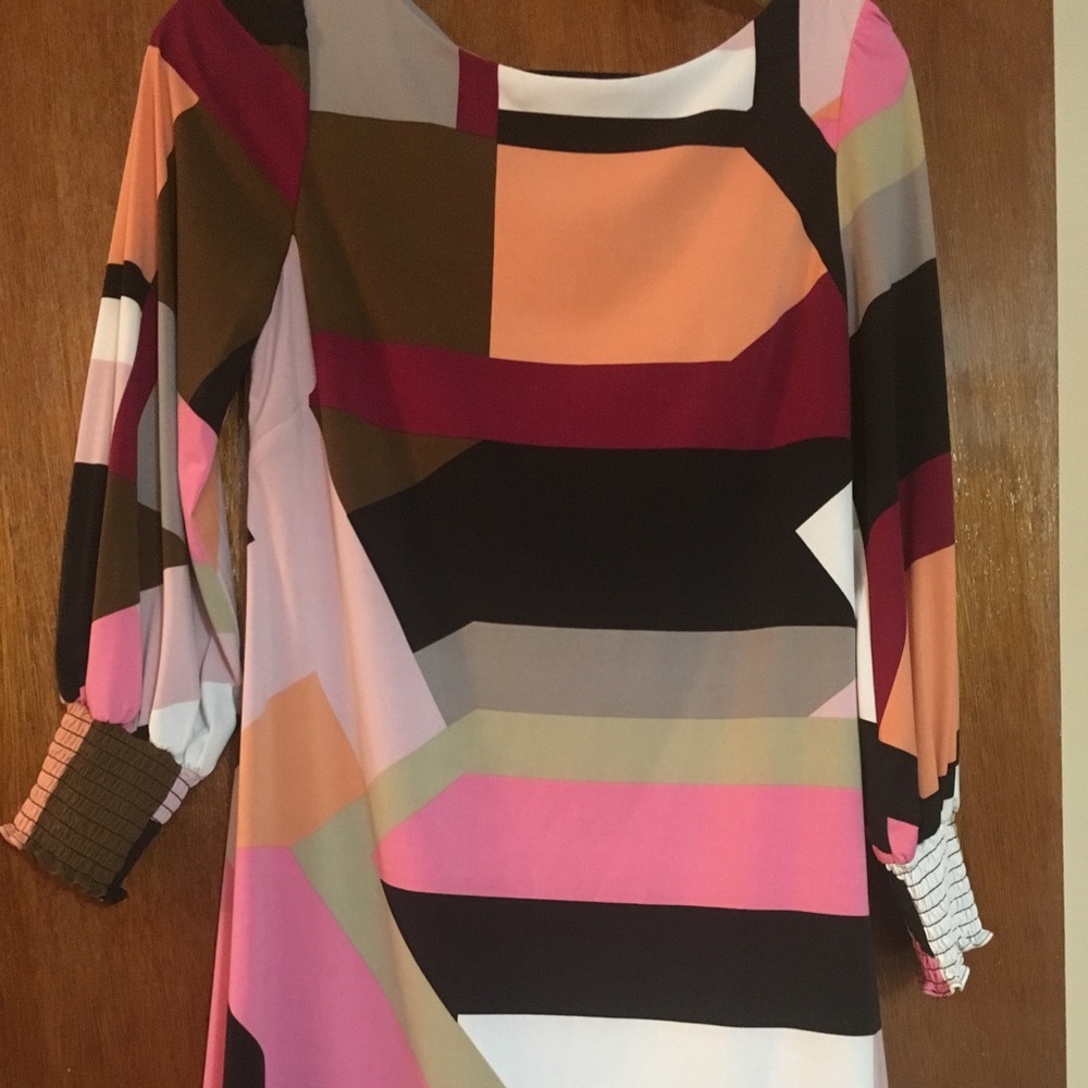 Comfortable dress with zipper in back.